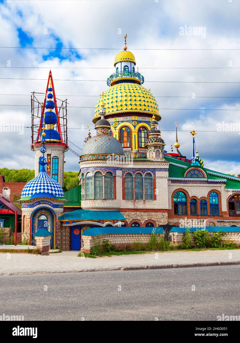 Le Temple de toutes les religions ou le Temple universel est un complexe architectural dans le Arakchino Staroye Microdistrict de Kazan, Russie. Banque D'Images
