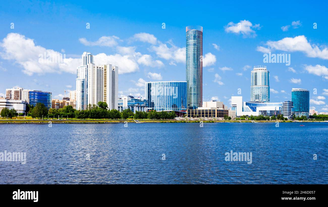 Centre-ville d'Ekaterinbourg et skyline rivière Iset. Ekaterinbourg est la quatrième plus grande ville de Russie et le centre de l'oblast de Sverdlovsk. Banque D'Images