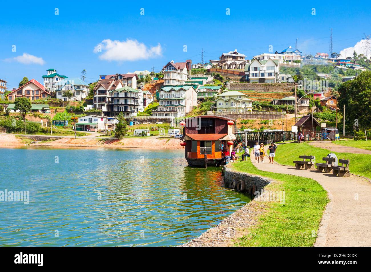 Péniche à la Gregory Lake à Nuwara Eliya. Lake Gregory est un réservoir dans le centre de la ville de hill country thé Nuwara Eliya au Sri Lanka. Banque D'Images