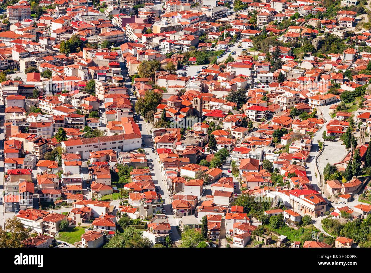Ou Kalabaka Kalambaka et Kalambaka ville vue aérienne. C'est une amunicipality dans la région de Trikala en Grèce. Banque D'Images