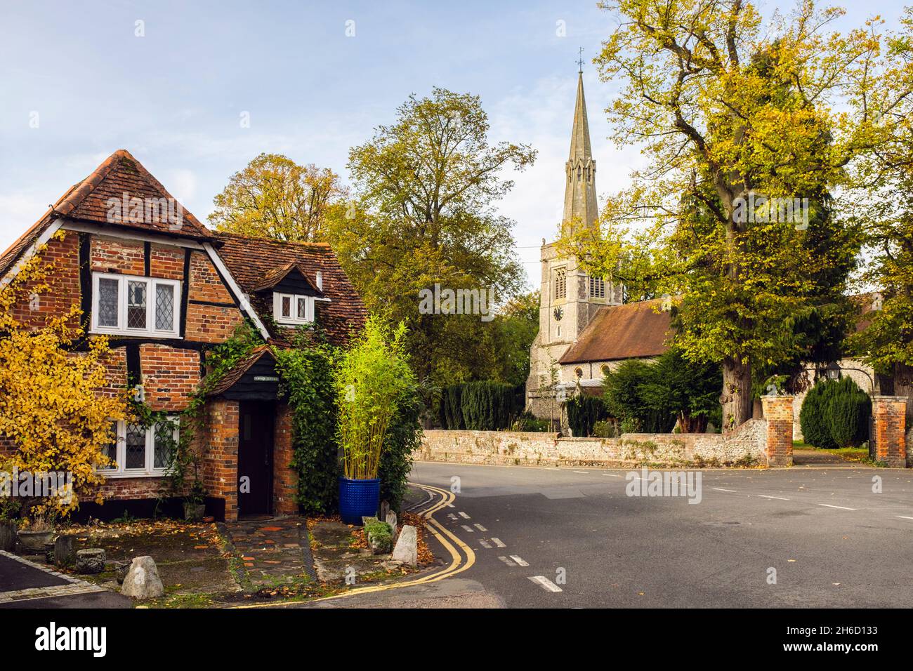 Corner Cottage et église paroissiale St Mary en automne.Princes Risborough, Buckinghamshire, Angleterre, Royaume-Uni, Grande-Bretagne Banque D'Images