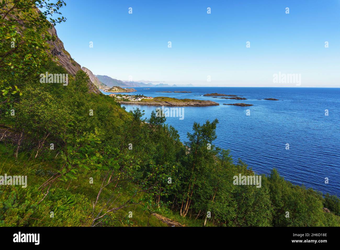 Vue panoramique sur l'océan Atlantique depuis le chemin menant au mont Reinebringen, dans le nord de la Norvège Banque D'Images