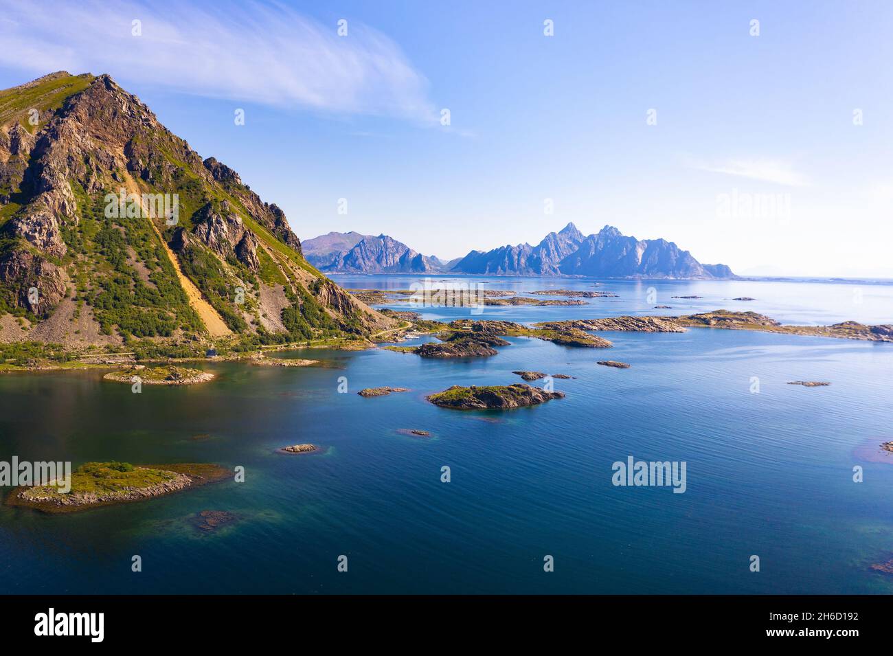 Paysage aérien des îles Lofoten en Norvège avec montagnes et océan Banque D'Images
