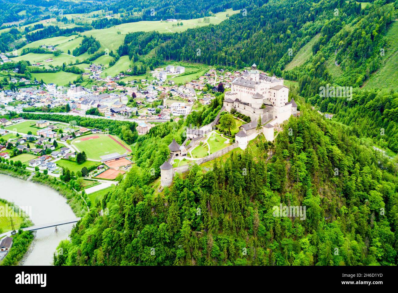 Château de Hohenwerfen Festung ou antenne de Hohenwerfen vue panoramique. Est une cité médiévale de Hohenwerfen château rocher surplombant la ville autrichienne à Werfen Salzach Banque D'Images