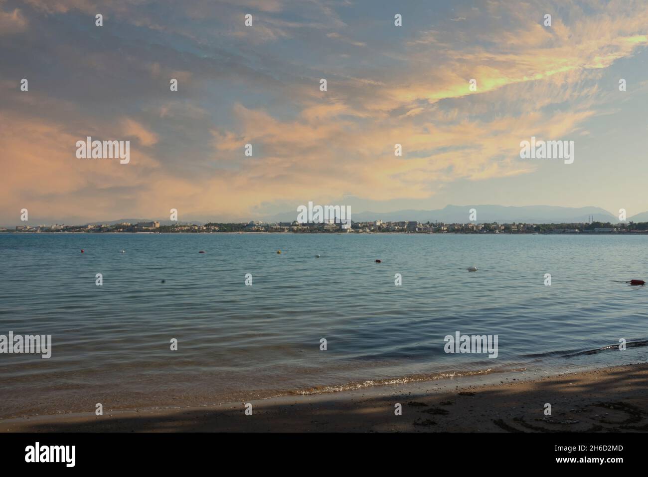 Une ville balnéaire méditerranéenne; côté. mer ​​view de la plage le matin Banque D'Images