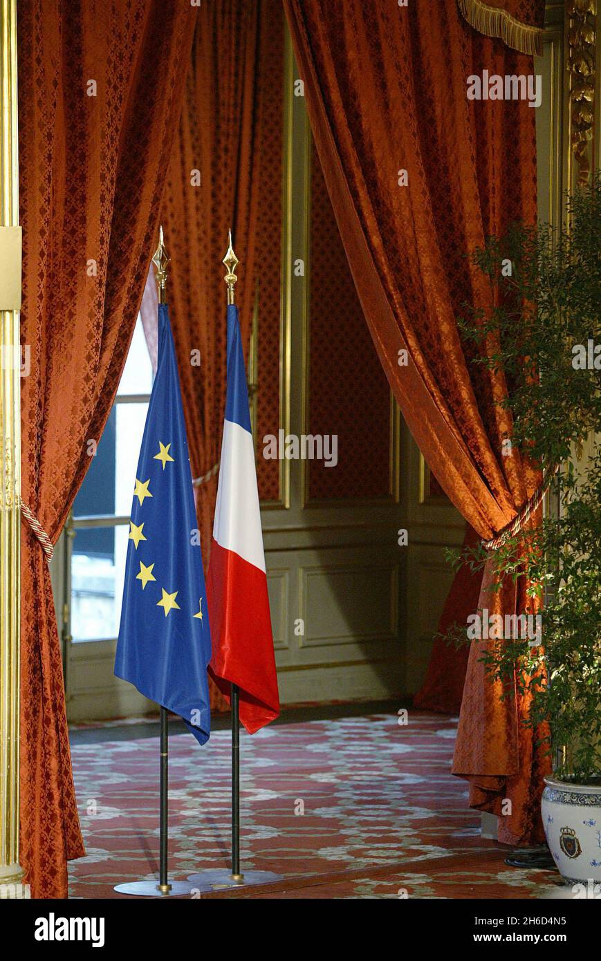 Photo du dossier datée du 9 mars 2007 du drapeau français et du drapeau européen au palais présidentiel de l'Elysée à Paris, France.Le président Emmanuel Macron a utilisé un bleu marine plus foncé sur le drapeau français officiel, remplaçant la précédente plus brillante ombre, ont déclaré les médias locaux.Le mouvement a vu des drapeaux dans la nouvelle teinte hissé sur le palais présidentiel le 2020 septembre.M. Macron voulait ramener le drapeau bleu marine, symbole de la Révolution française, a déclaré Europe 1.Cependant, les drapeaux plus sombres et plus clairs sont utilisés depuis des décennies.La marine française et de nombreux bâtiments officiels arou Banque D'Images