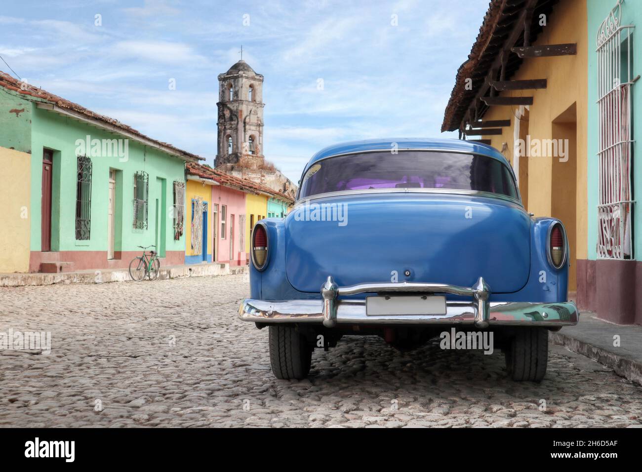 Une vieille voiture américaine dans une ville cubaine colorée Banque D'Images
