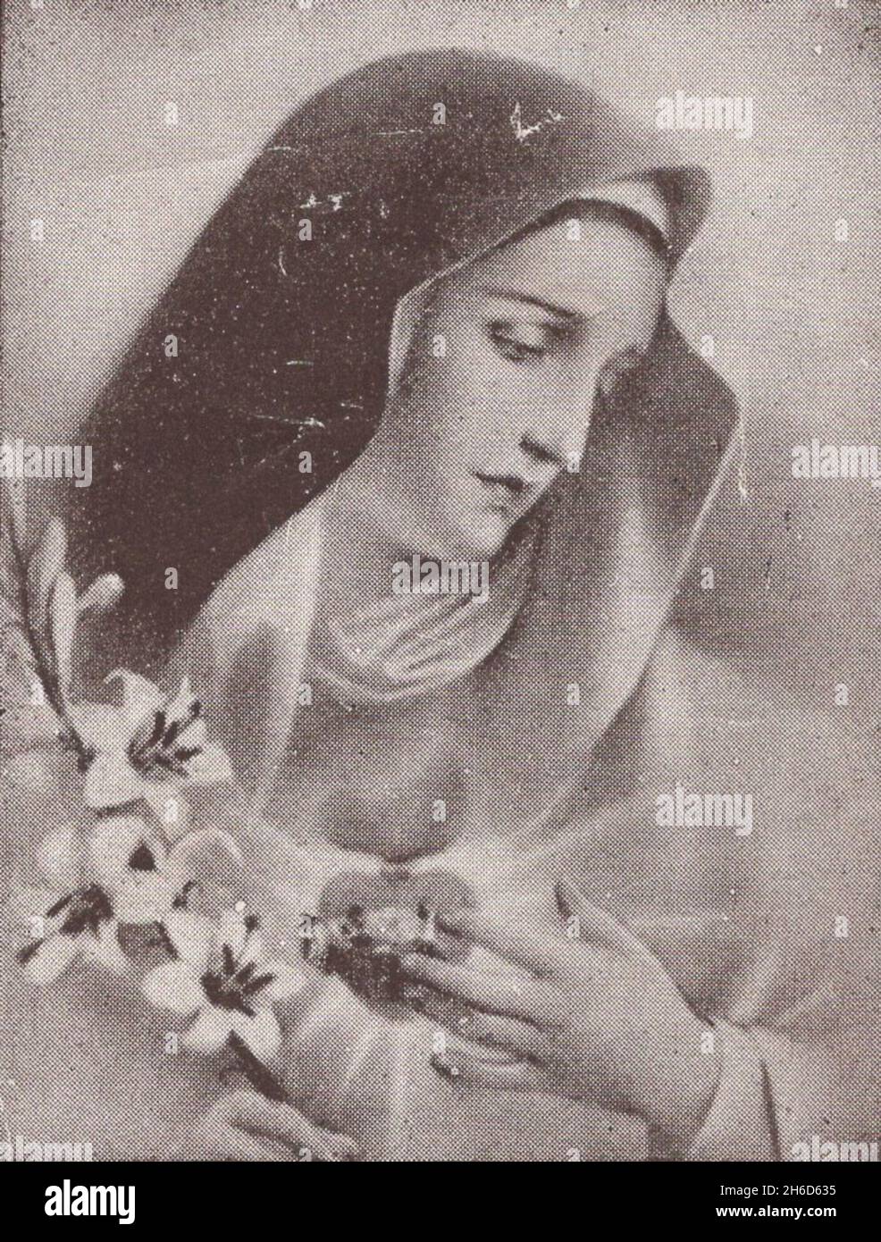 Carte sainte vintage monochrome priant Saint Mary Maria avec bouquet de fleurs et coeur sacré 1900s droits additionnels-Clearences-non disponible Banque D'Images