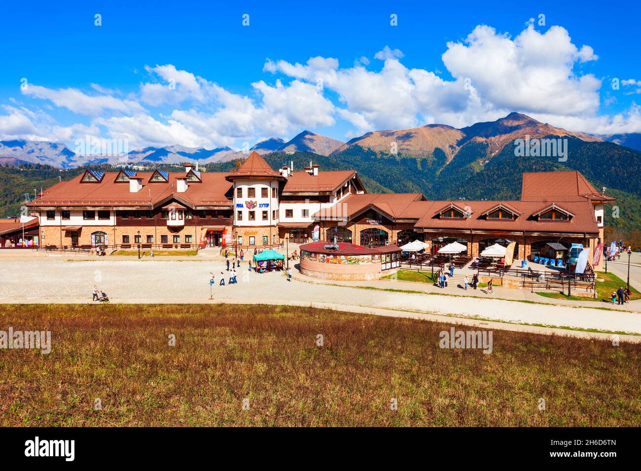 Sotchi, Russie - 06 octobre 2020 : bâtiments dans le village de montagne du plateau Rosa. Le plateau Rose et Roza Khutor sont des stations de ski alpin près de Krasnaya Polyan Banque D'Images