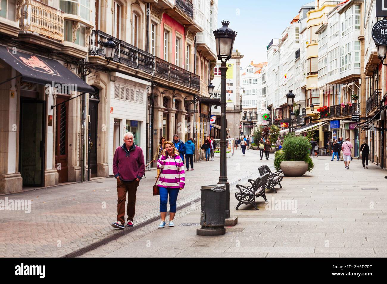 La Coruna, ESPAGNE - 24 septembre 2017 : les touristes à la rue piétonne dans le centre de La Corogne en Galice, Espagne Banque D'Images