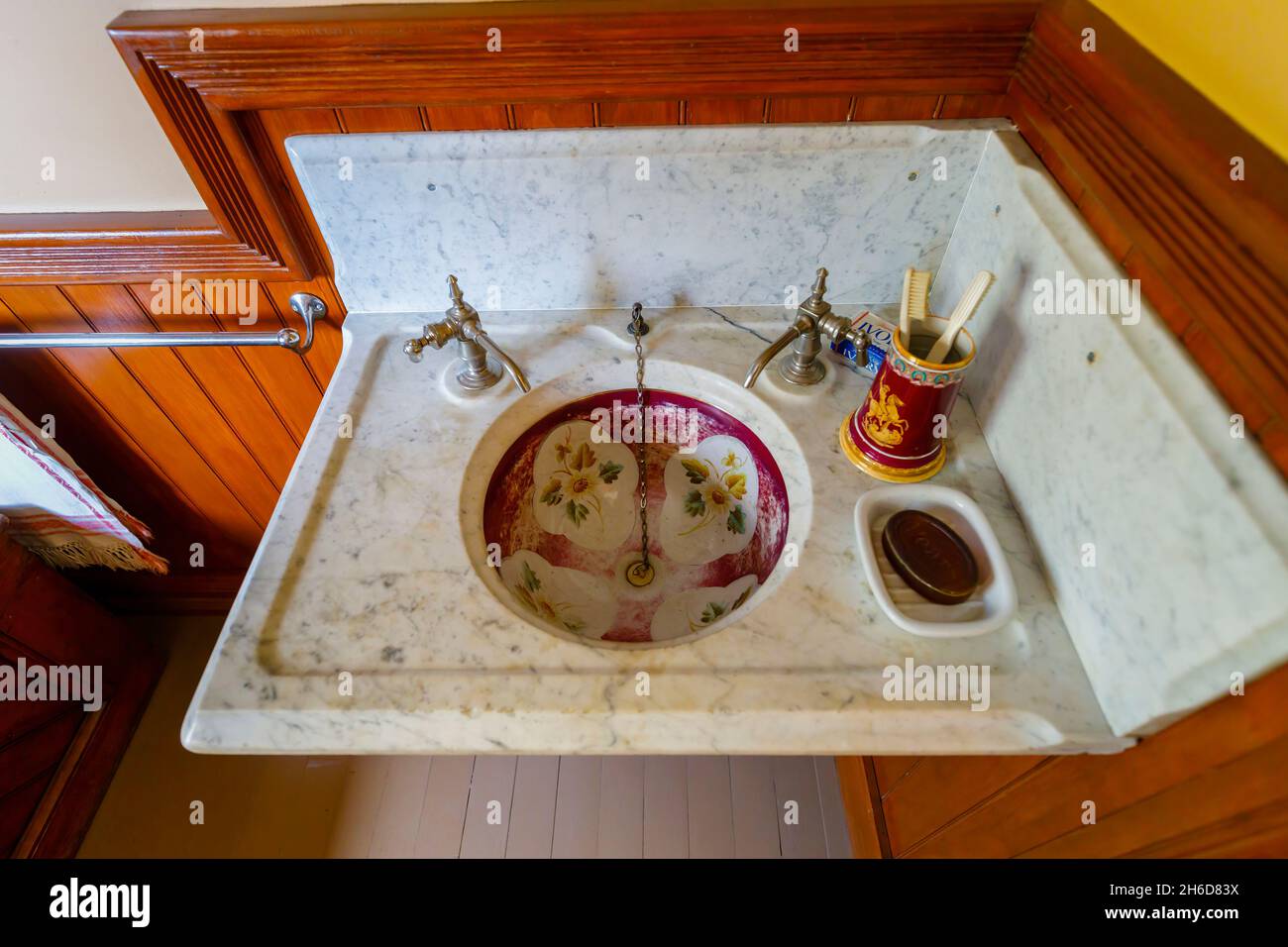 Lavabo et robinets en marbre d'époque du XIXe siècle dans le musée Farm House de 1890, Billings Farm & Museum, Woodstock, Vermont, Nouvelle-Angleterre, États-Unis Banque D'Images