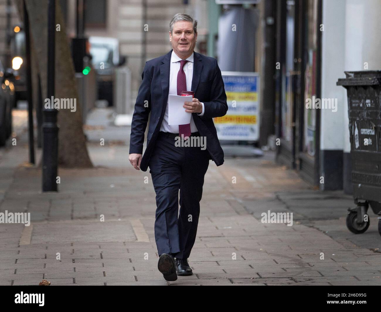 Sir Keir Starmer, chef du travail, arrive à la station de radio mondiale le lundi 15 novembre pour parler de l'émission de radio de Nick Ferrari sur LBC, dans le centre Banque D'Images