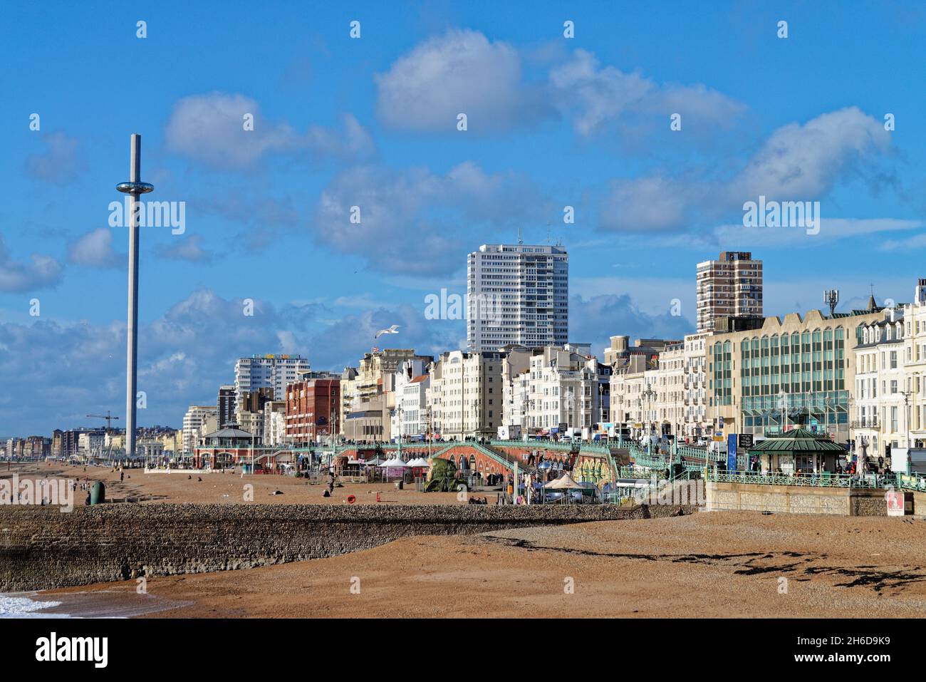 Vue sur le front de mer du centre-ville de Brighton, vue à l'ouest depuis la jetée du Palace, le jour ensoleillé de l'automne est Sussex Angleterre Royaume-Uni Banque D'Images