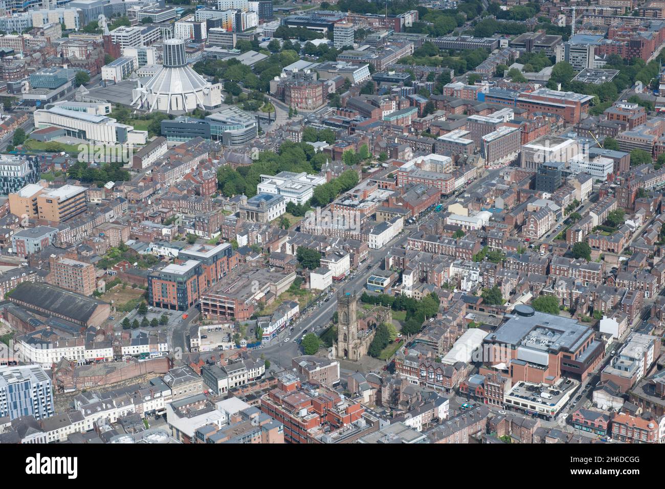 Vue de l'église Saint-Luc au nord-est vers la cathédrale catholique romaine du Christ Roi, Liverpool, 2015. Banque D'Images