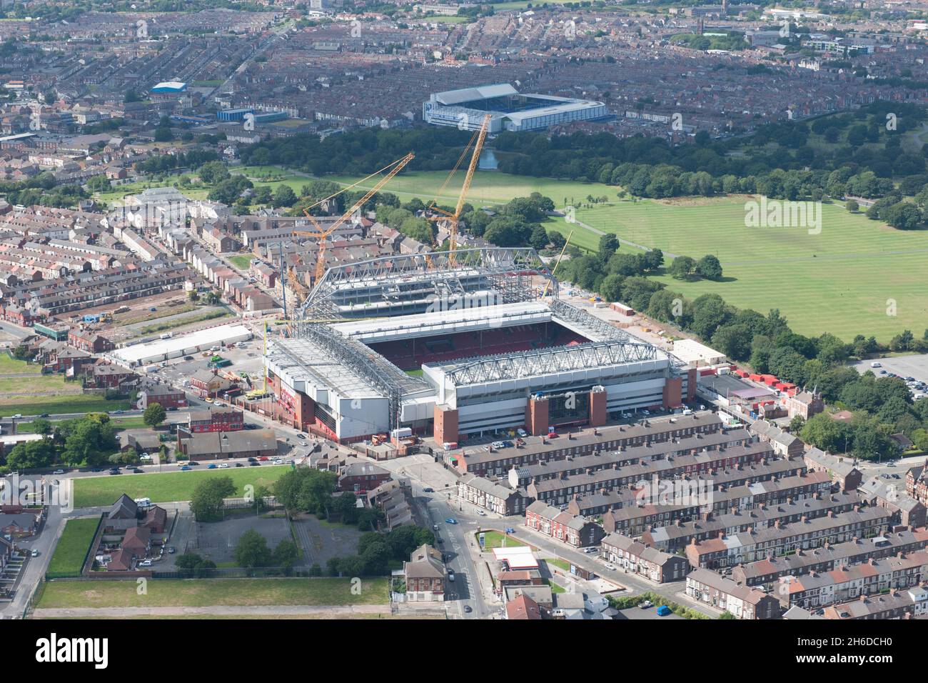 Stade de football d'Anfield, stade du Liverpool football Club, avec Goodison Park, stade du Everton football Club, en arrière-plan, Liverpool, 2015. Banque D'Images