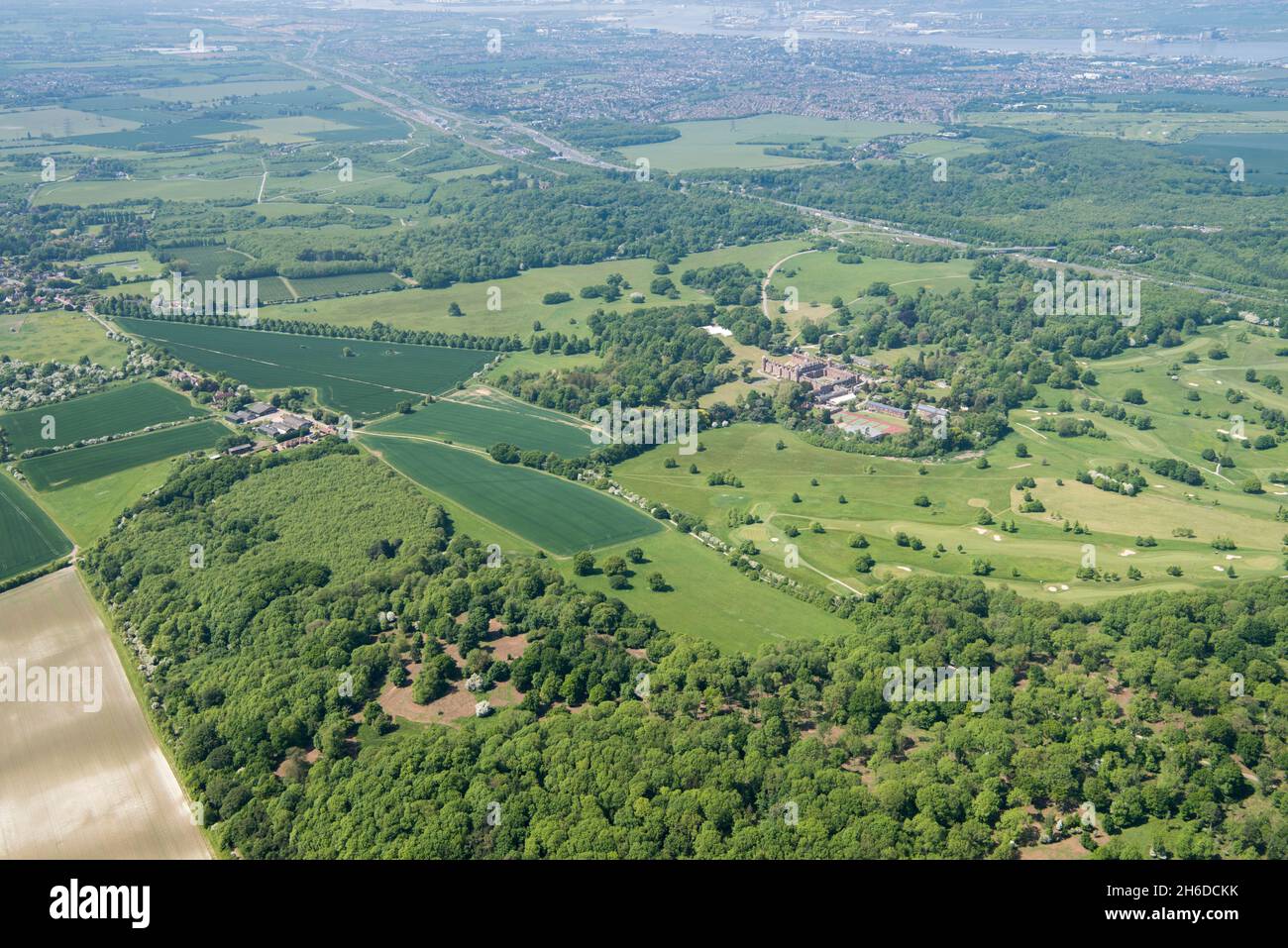 Cobham Hall Park, qui comprend des jardins ornementaux de la fin du XVIIIe et du début du XIXe siècle et des terrains de loisirs aménagés par Humphry Repton et ses fils, Kent, 2018. Banque D'Images