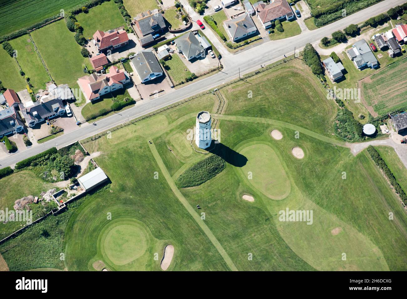 L'ancien phare de Flamborough Head construit en 1674 mais peu économique pour fonctionner en devenant une station de télégraphe marine de c1840 au début du XXe siècle, Flamborough, East Riding of Yorkshire, 2018. Banque D'Images