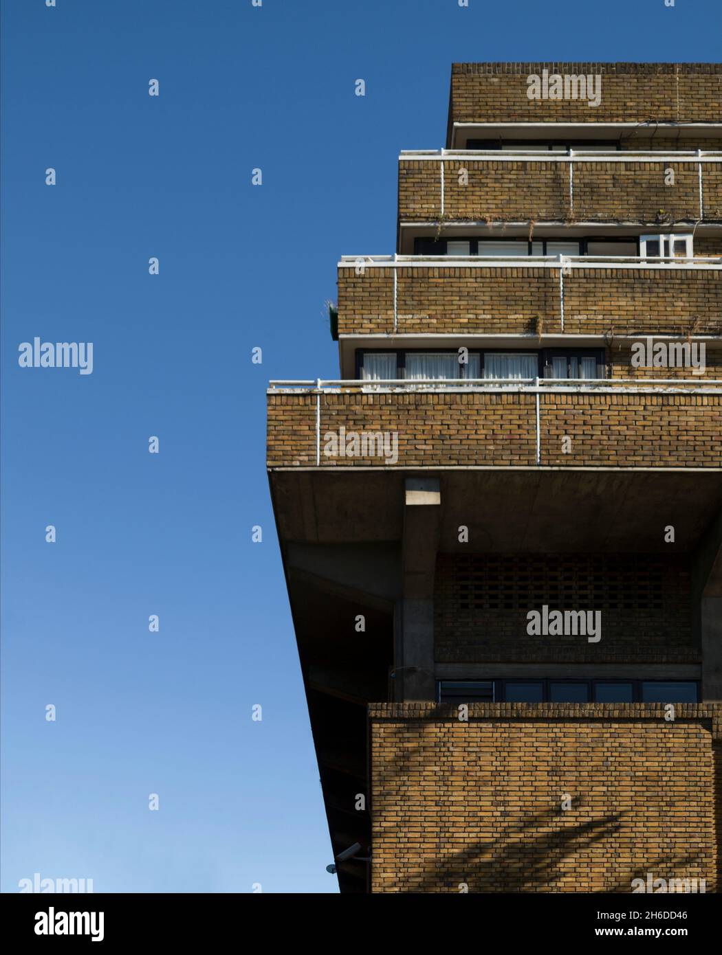 Le Royal Borough of Kensington and Chelsea Depot, Londres, 2016.Détail du côté de Pembroke Road du dépôt et du logement du conseil, en regardant à l'extrémité est de ses terrasses supérieures d'appartements. Banque D'Images