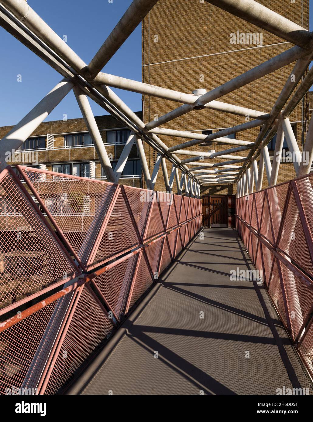 Le Royal Borough of Kensington and Chelsea Depot, Londres, 2016.Vue générale du dépôt et du logement du conseil, en regardant vers le sud le long de la passerelle tubulaire en acier reliant Broadwood Terrace et Chesterton Square. Banque D'Images