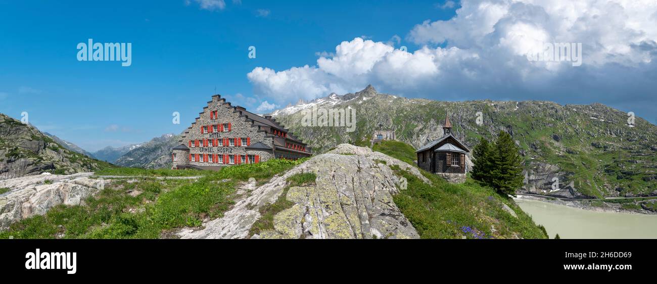 Paysage avec l'hôtel alpin historique Grimsel Hospiz et la chapelle Hospiz, Guttanen, Valais, Suisse, Europe Banque D'Images