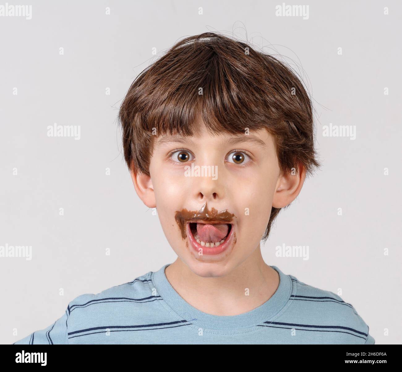 Portrait d'un jeune garçon appréciant sa pâte à tartiner au chocolat Banque D'Images