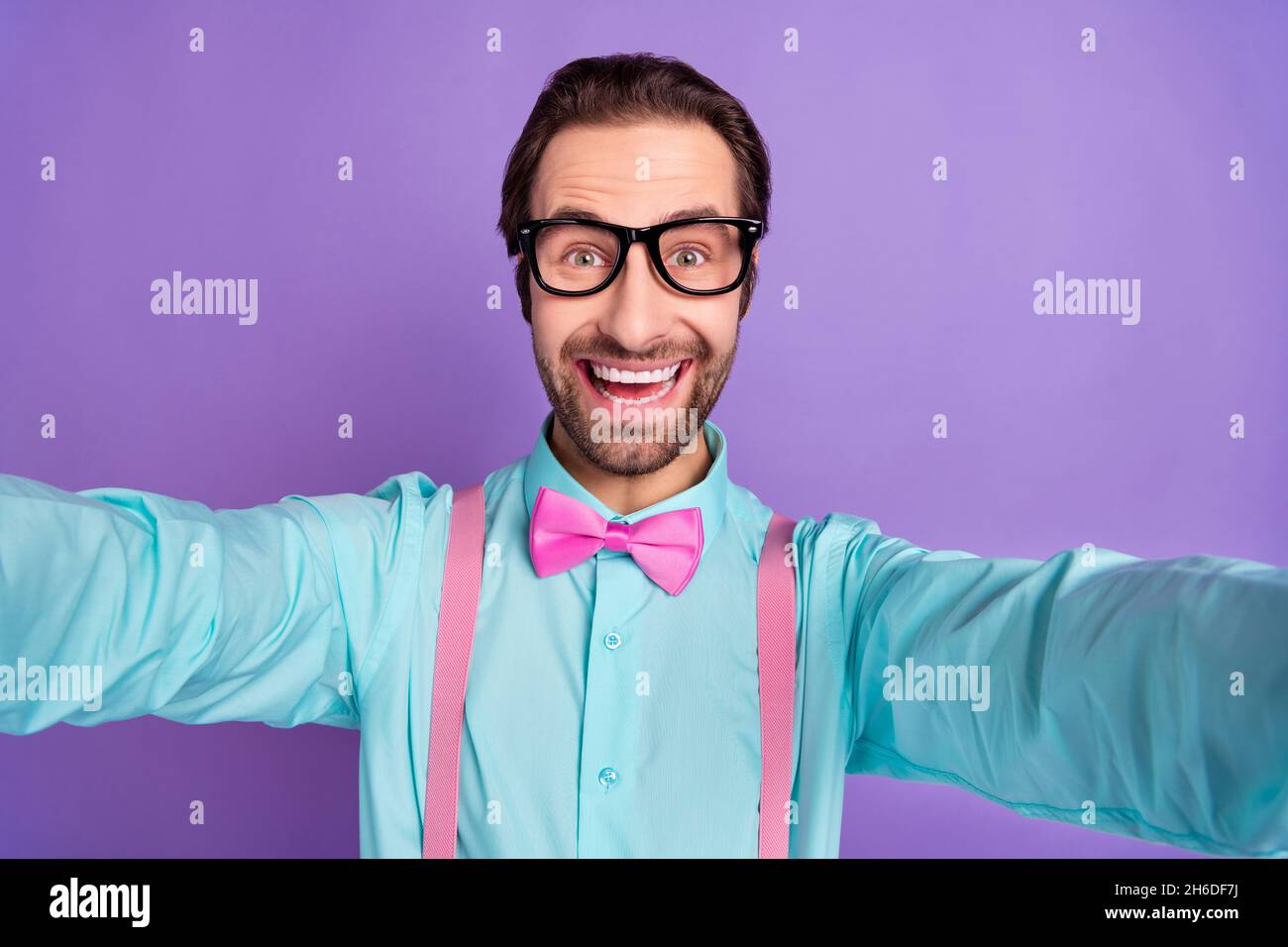 Photo du millénaire brunet Guy boyfriend do selfie port cravate bretelles chemise bleue lunettes isolées sur fond violet Banque D'Images