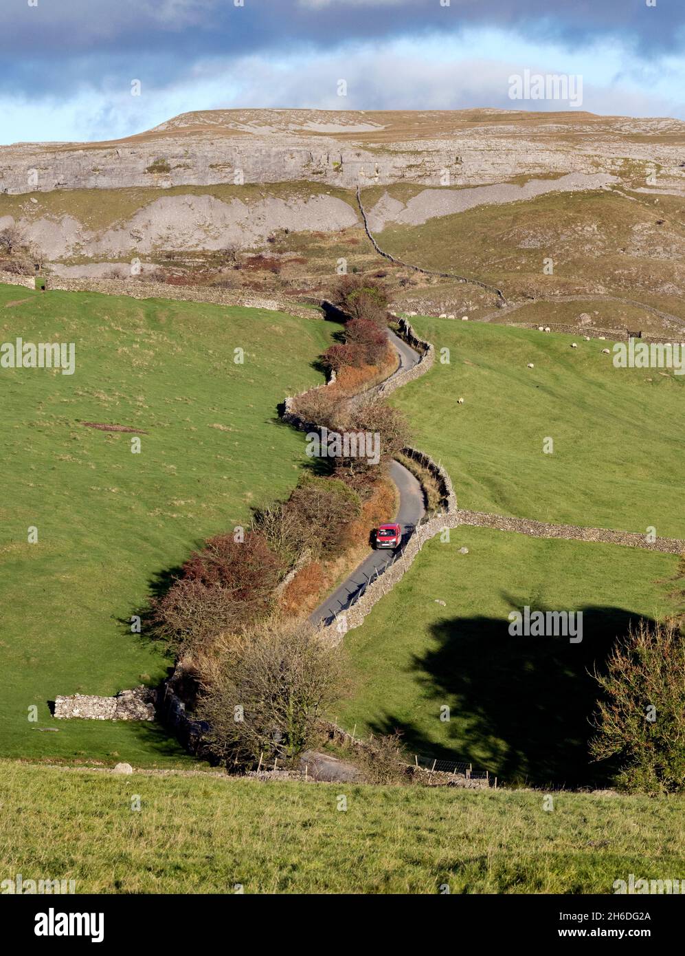 Une fourgonnette de poste livre du courrier aux fermes de Crummack Dale, près d'Austwick, dans le parc national de Yorkshire Dales, au Royaume-Uni Banque D'Images