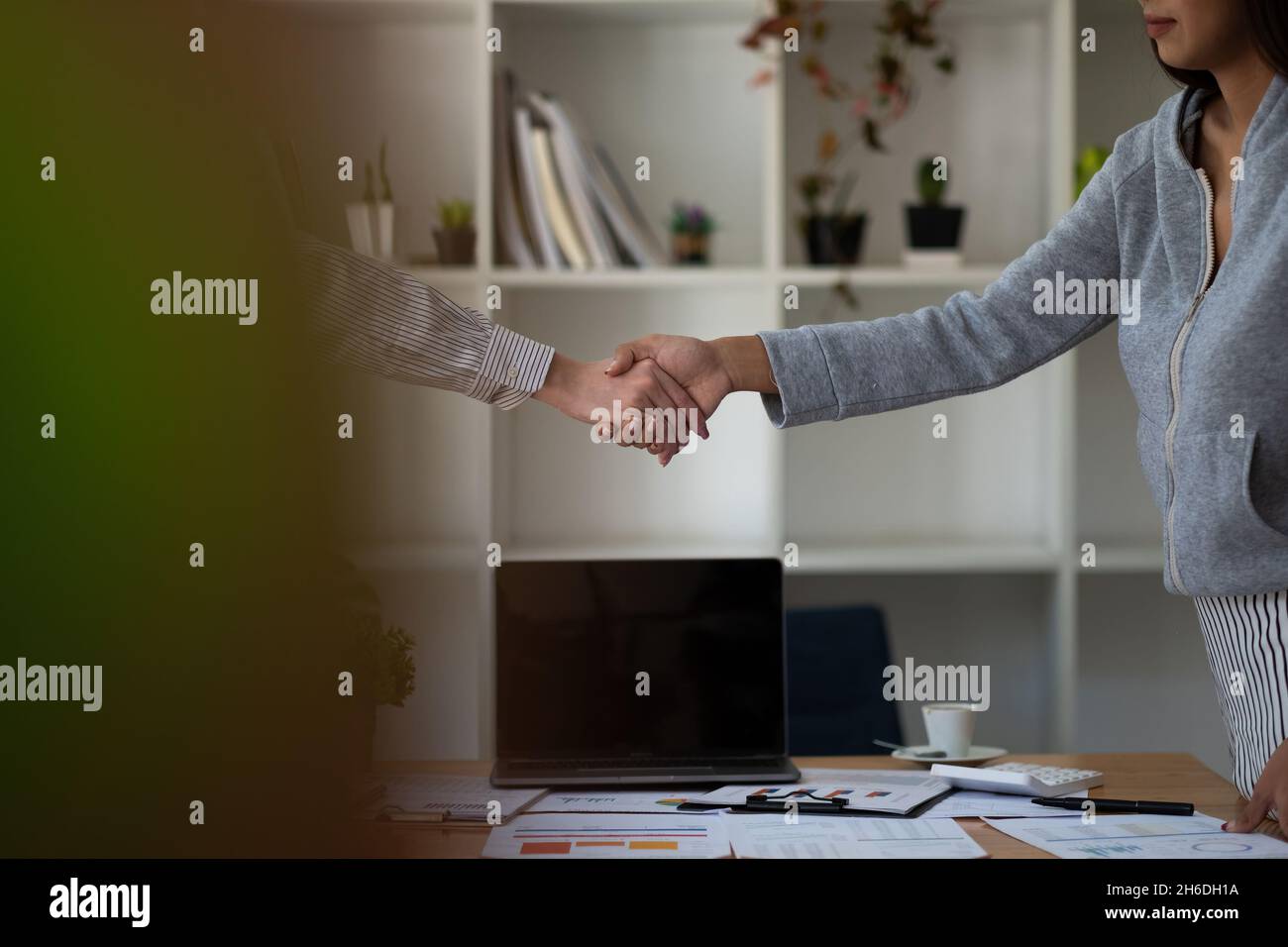 Accueillir l'équipe de nouveaux collègues, les gens d'affaires se serrer la main pendant une réunion pour signer un accord et devenir un partenaire d'affaires. Étiquette d'affaires Banque D'Images