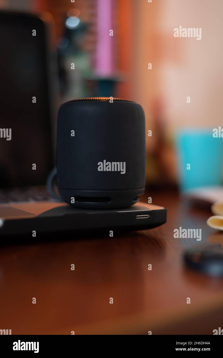 enceinte intelligente sur un support en bois sur un arrière-plan léger Banque D'Images