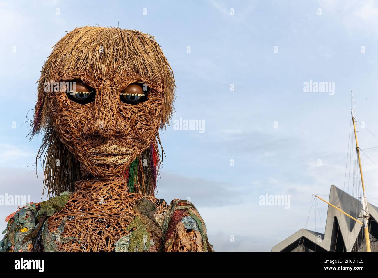 Tempête  - la Déesse de la mer rencontre Little Amal à Govan Glasgow dans le cadre de la COP26.Marionnettes géantes Banque D'Images