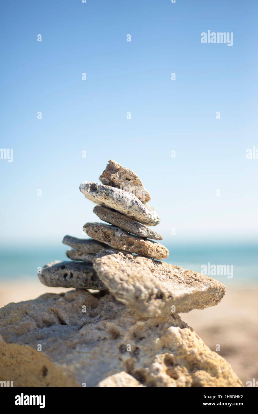 Pyramide de pierres sur la côte.L'éternité.Zen.Méditation.Le voyage de l'âme. Banque D'Images