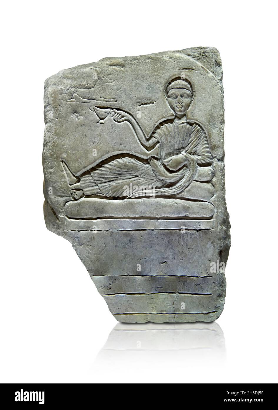 Stèle de la place romaine de Nilos de Kom Abu Billo Egypte.100 - 299 AD, Musée du Louvre AF E 21146.Banquet funéraire; homme, cheveux courts, tunique, manteau,maintien Banque D'Images