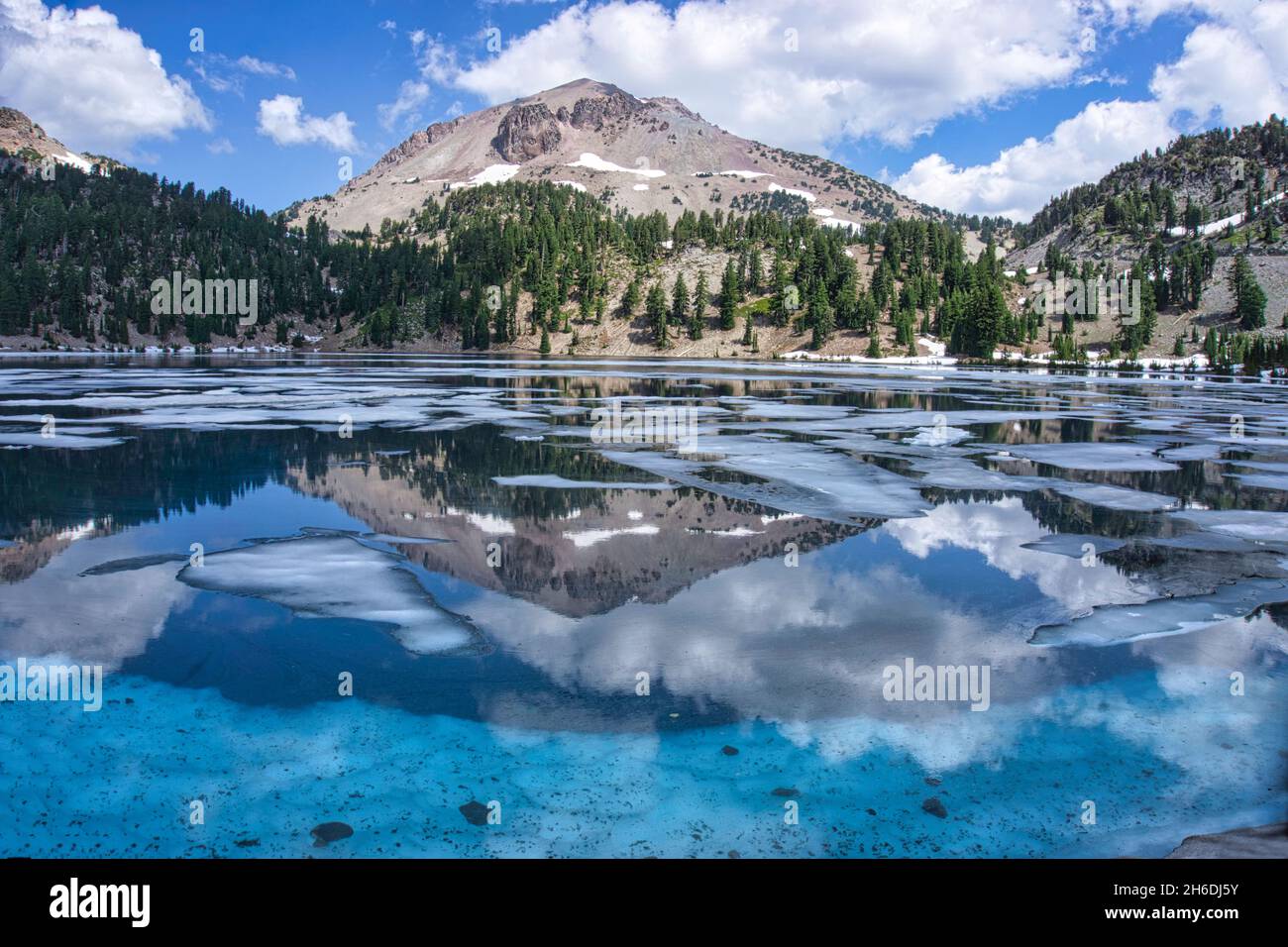 Reflet de montagne clair du sommet de Lassen dans le lac Manzanita en été.L'un des meilleurs parcs de Californie. Banque D'Images