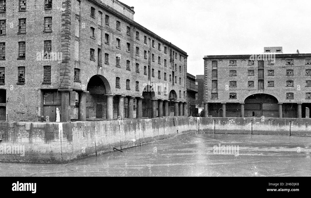 Albert Dock, Liverpool, 1974 ans, photographié avant la rénovation des années 1980. Banque D'Images