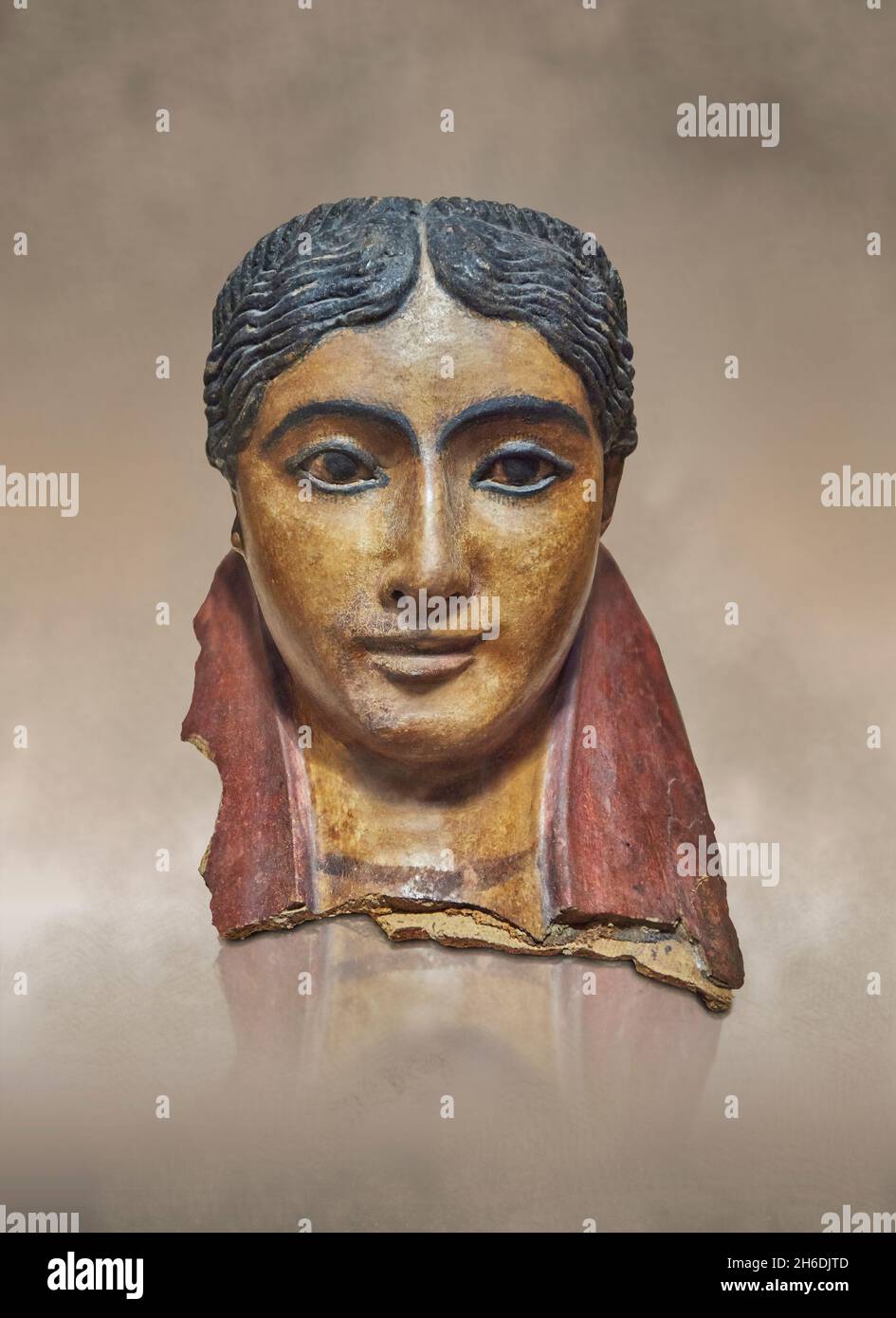 Masque funéraire de plâtre égyptien romain, 100 - 149 AD.Musée du Louvre AF 6695.Portrait de momie d'une femme (tresse spiralée, pain, boucles d'oreilles, manteau).Le polysynchro Banque D'Images