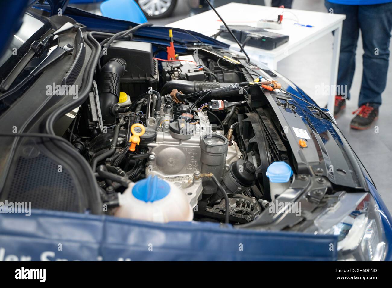 PRODUCTION - 12 novembre 2021, Hessen, Francfort-sur-le-main : une petite voiture avec un moteur à combustion interne à la concurrence nationale du commerce automobile allemand.Le meilleur de chaque État fédéral participe à la compétition nationale.Photo: Frank Rumpenhorst/dpa Banque D'Images