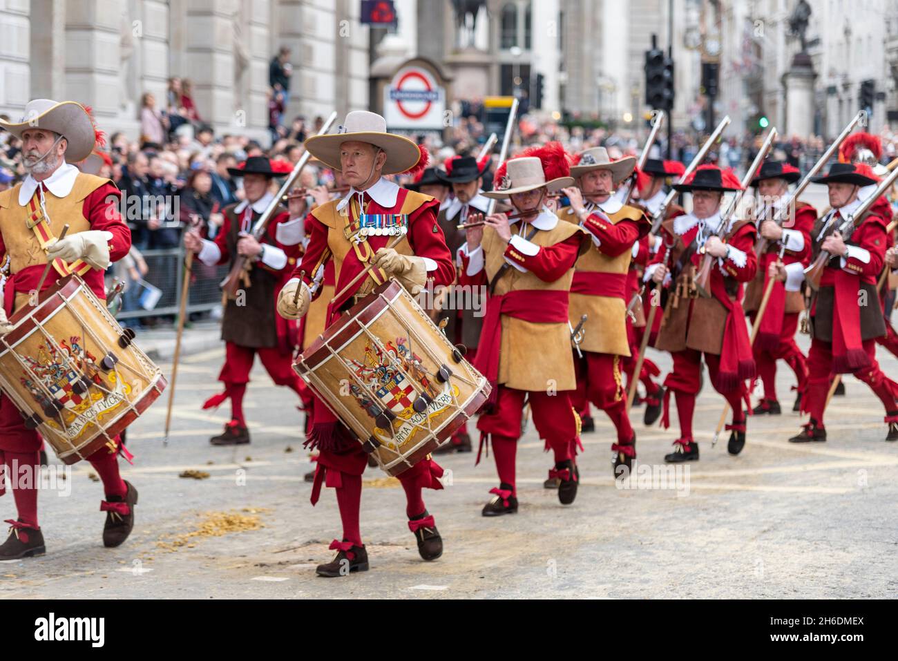 COMPAGNIE DE PIKEMEN ET MOUSQUETAIRES au Lord Mayor's Show, Parade, procession passant le long de la volaille, près de Mansion House, Londres, Royaume-Uni Banque D'Images