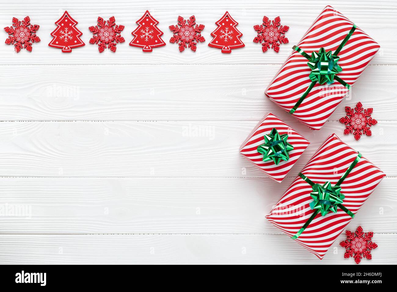 Cadeaux pour la nouvelle année.Cadre de Noël avec décorations.Carte de vœux au design minimaliste.Placer pour le texte.Motif avec espace de copie.Pose à plat.Festiv Banque D'Images