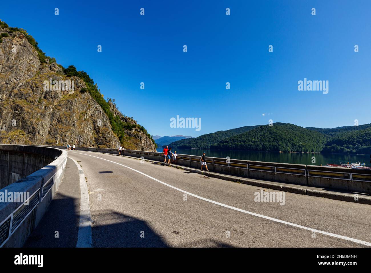 Le barrage hydroélectrique de Barajul vidraru dans les carpates de Roumanie Banque D'Images