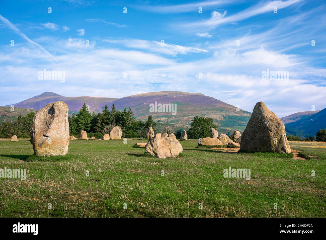 Castlerigg, vue en été de pierres debout faisant partie du cercle de pierres de Castlerigg, un ancien monument britannique datant de 3000BC, Cumbria Angleterre Banque D'Images