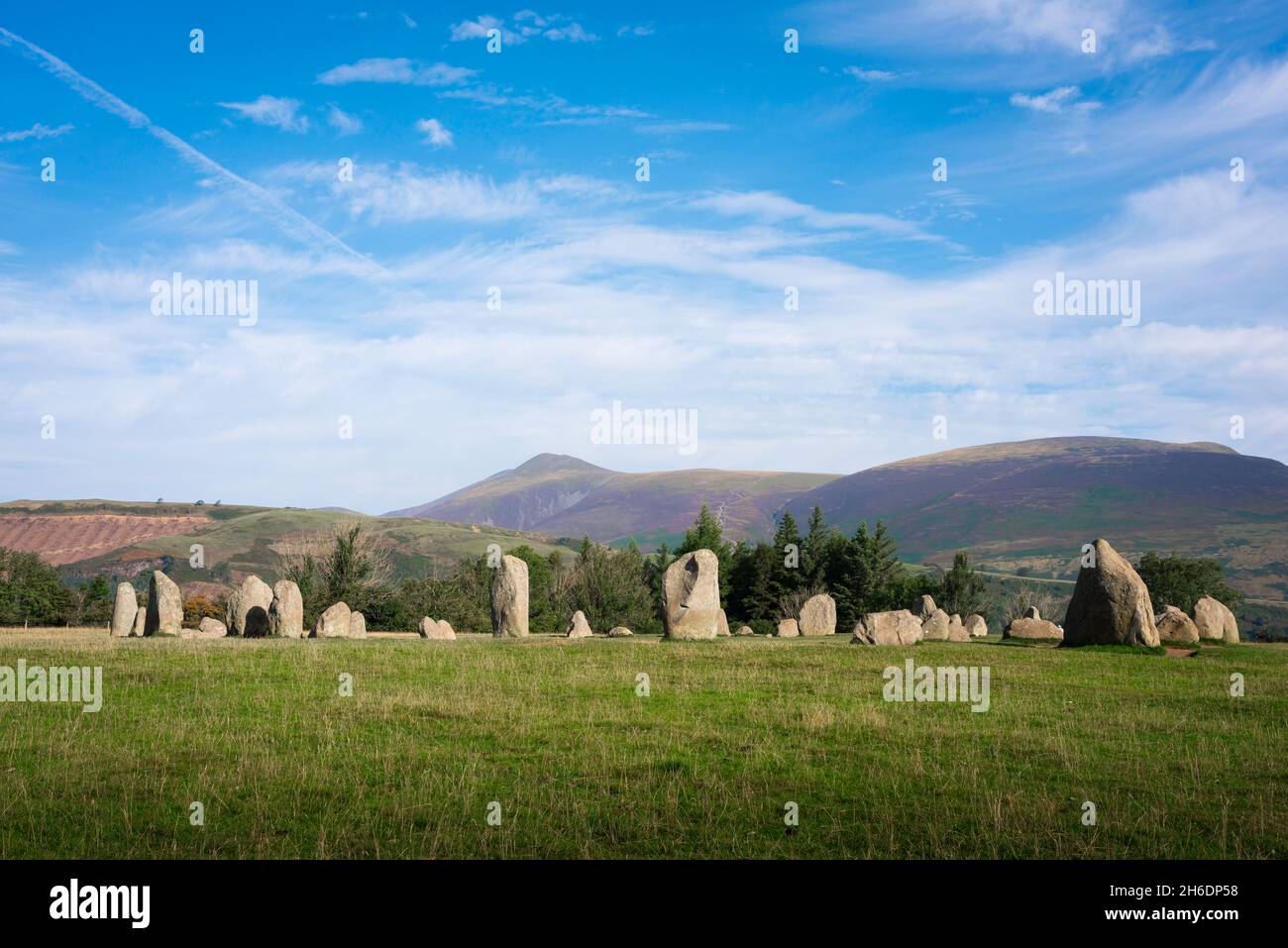 Ancienne pierre, vue en été du cercle de pierres de Castlerigg, un ancien monument britannique composé de pierres debout datant de 3000BC, Cumbria, Angleterre Banque D'Images