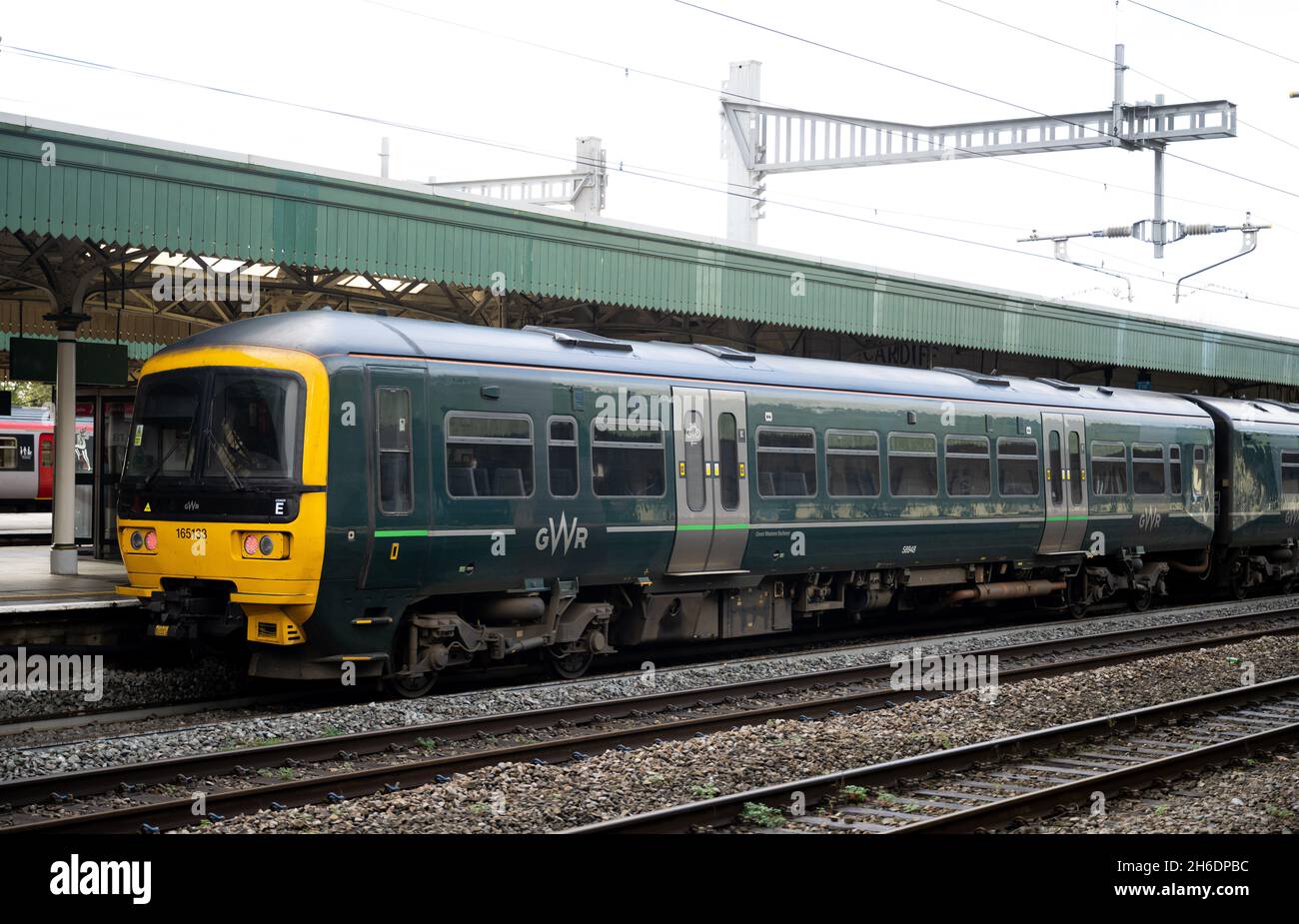 Un train GWR (Great Western Rail) à la gare centrale de Cardiff à Cardiff, pays de Galles, Royaume-Uni. Banque D'Images
