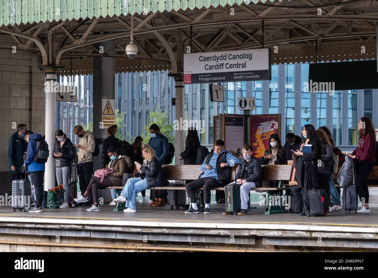 Les gens attendent sur la plate-forme pour un train à la gare centrale de Cardiff à Cardiff, pays de Galles, Royaume-Uni. Banque D'Images