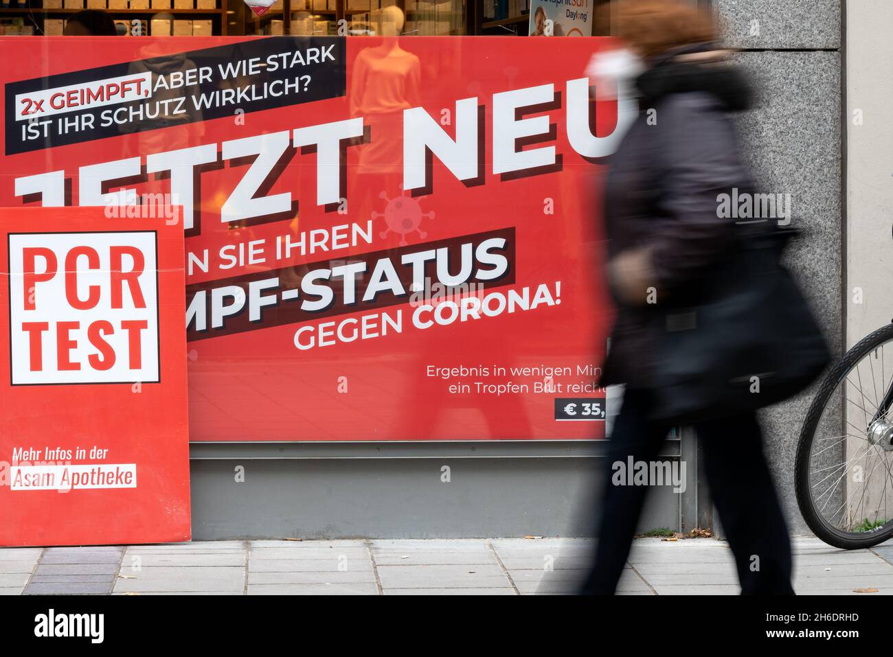 Munich, Allemagne.15 novembre 2021.Un panneau qui se lit comme suit : « maintenant nouveau - testez votre statut vaccinal contre Corona » se trouve dans la fenêtre d'une pharmacie en centre-ville.Credit: Sven Hoppe/dpa/Alay Live News Banque D'Images