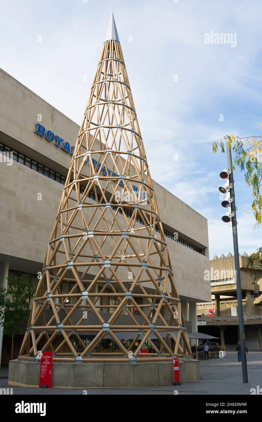 « Paper Tower » conçu par l'architecte japonais Shigeru Ban pour le London Design Festival.La tour en tube de carton mesure 22 m, ce qui en fait la tour de papier la plus haute au monde.La tour se trouve à l'extérieur du Royal Festival Hall, South Bank, Londres, Royaume-Uni.24 septembre 2009 Banque D'Images