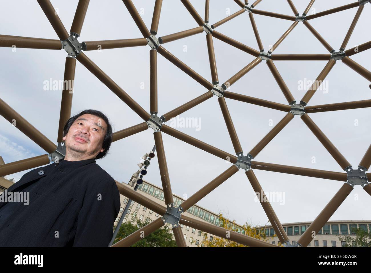 L'architecte japonais Shigeru Ban, à l'intérieur de la « Tour du papier », il a conçu pour le London Design Festival.La tour qui est faite en tube de carton et est 22m de haut, ce qui en fait la plus grande tour de carton au monde.La tour se trouve à l'extérieur du Royal Festival Hall, South Bank, Londres, Royaume-Uni.24 septembre 2009 Banque D'Images