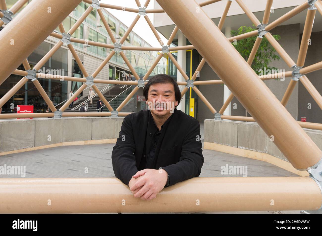 L'architecte japonais Shigeru Ban, à l'intérieur de la « Tour du papier », il a conçu pour le London Design Festival.La tour qui est faite en tube de carton et est 22m de haut, ce qui en fait la plus grande tour de carton au monde.La tour se trouve à l'extérieur du Royal Festival Hall, South Bank, Londres, Royaume-Uni.24 septembre 2009 Banque D'Images