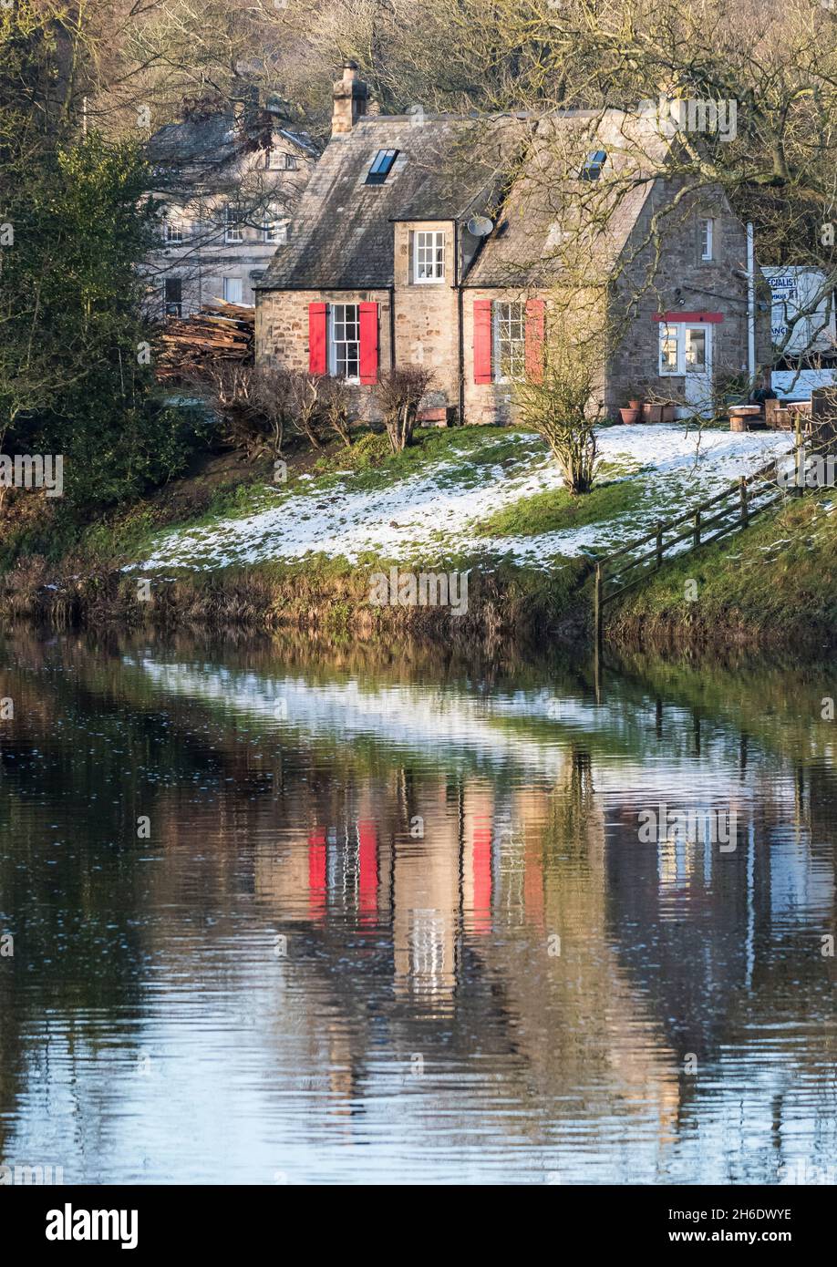 Riverside Cottage sur la rive nord de la rivière Tyne à Hexham, Northumberland Banque D'Images