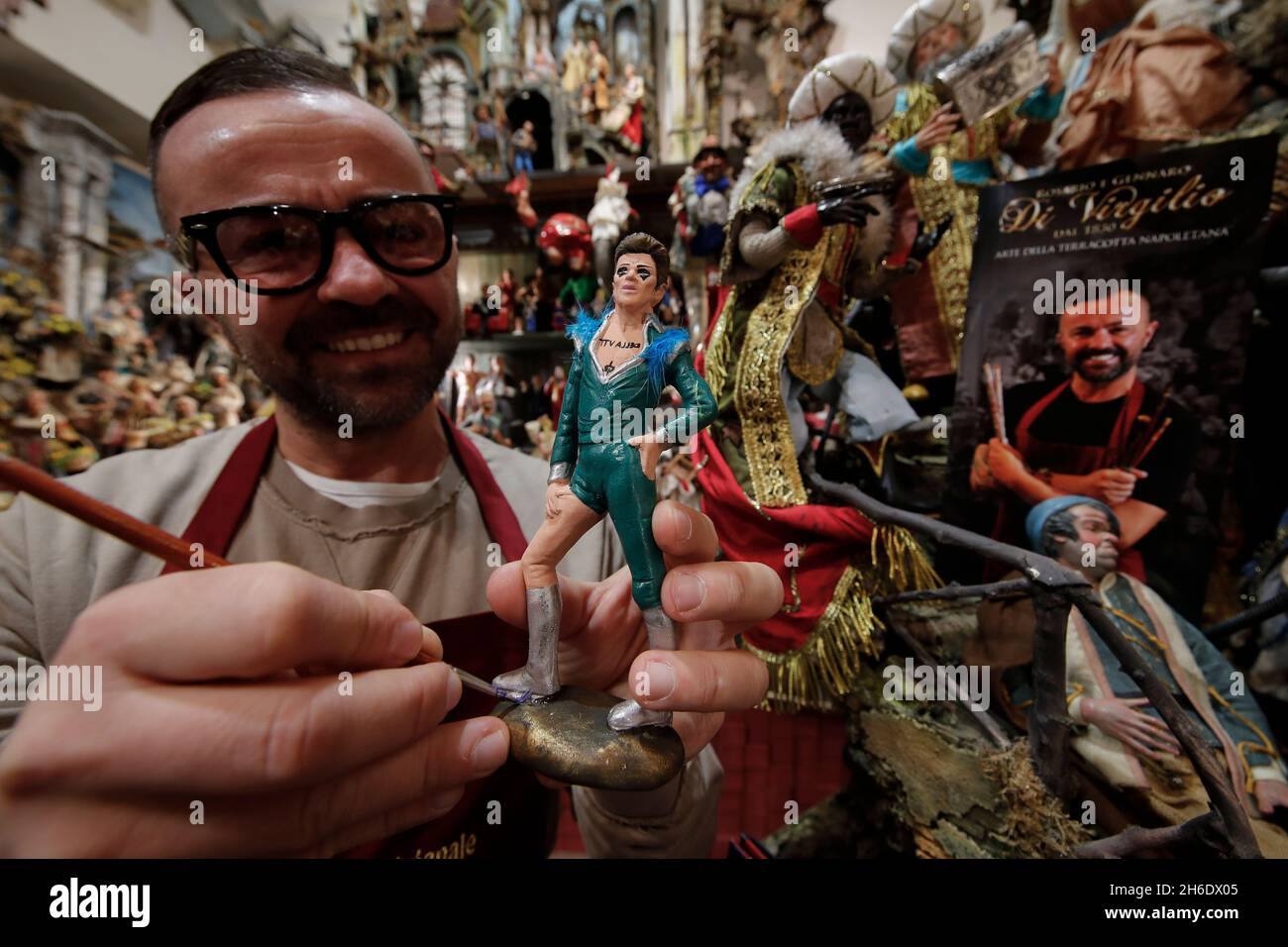 Naples, Italie.15 novembre 2021.Naples, dans la via San Gregorio Armeno, le célèbre artisan Genny di Virgilio présente la statue de Damiano, le premier du groupe de rock italien Maneskin.Crédit : Agence photo indépendante/Alamy Live News Banque D'Images