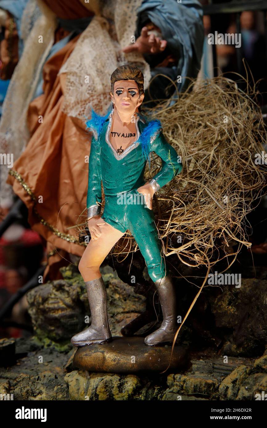 Naples, Italie.15 novembre 2021.Naples, dans la via San Gregorio Armeno, le célèbre artisan Genny di Virgilio présente la statue de Damiano, le premier du groupe de rock italien Maneskin.Crédit : Agence photo indépendante/Alamy Live News Banque D'Images